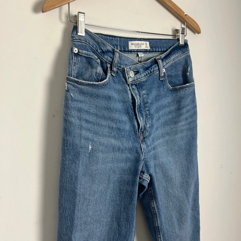 Abercrombie & Fitch Size 29 The 90s Straight Ultra High Rise Crisscross Jeans‎